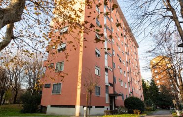 Three-room apartment 21 Val di Bondo street, Milan