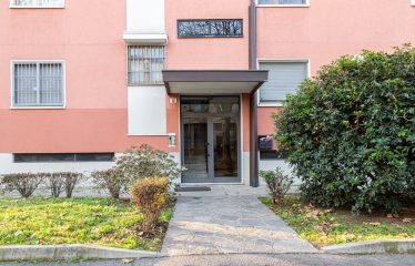 Three-room apartment 21 Val di Bondo street, Milan