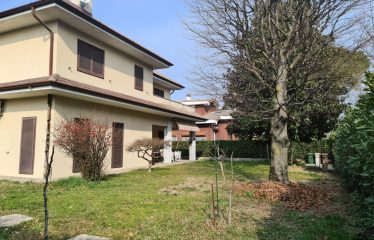 Villa bifamiliare, buono stato, 450 m², Gratosoglio, Milano