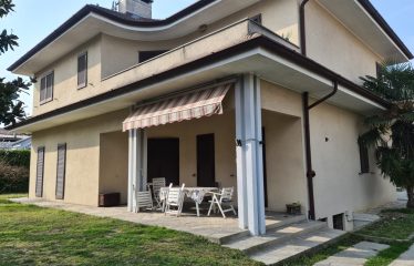 Villa bifamiliare, buono stato, 450 m², Gratosoglio, Milano